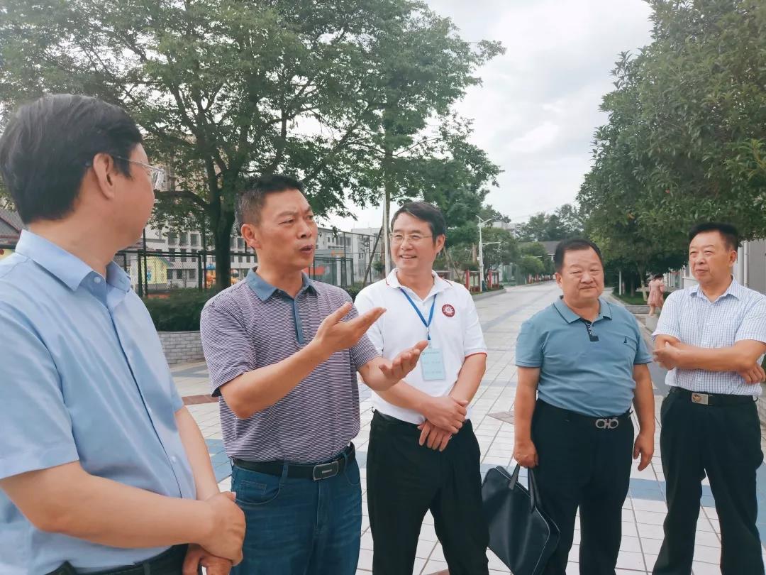 雅安市人大常委會(huì)黨組成員、副主任李勇一行蒞臨視察