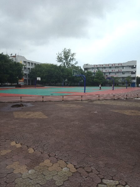 地處內(nèi)江市東興區(qū)郭北鎮(zhèn)。學(xué)校依山傍水，位于清流河畔，獅子山腳下。五十多年來(lái)，以其優(yōu)良的校風(fēng)、教風(fēng)、學(xué)風(fēng)、社會(huì)形象和獨(dú)特的辦學(xué)風(fēng)格，被評(píng)為“內(nèi)江市示范性高中”、“內(nèi)江市校風(fēng)示范?！?、“內(nèi)江市最佳文明單位”、“內(nèi)江市辦學(xué)水平督導(dǎo)評(píng)估優(yōu)秀學(xué)?！?、“內(nèi)江市體育傳統(tǒng)項(xiàng)目學(xué)?！?、“內(nèi)江市德育工作先進(jìn)學(xué)校” 、“內(nèi)江市和諧校園”。