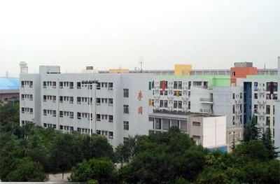 南山中學(xué)地理位置在哪里？
