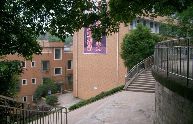 江安縣第四中學的現(xiàn)任校長是誰？