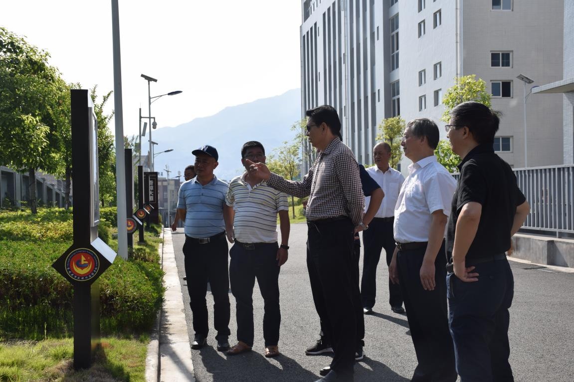 云南麗江體育局局長參觀攀枝花市成都外國語學校
