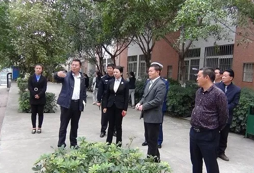 縣委書記王巖辭蒞臨鹽邊中學(xué)檢查指導(dǎo)校園安全工作