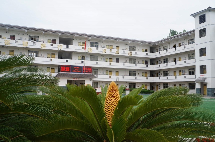 高板中學(xué)聯(lián)系方式是多少？