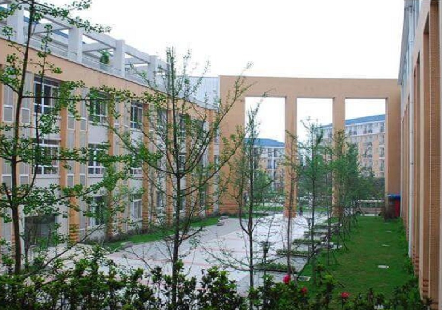 八一聚源高級中學校園環(huán)境怎么樣？
