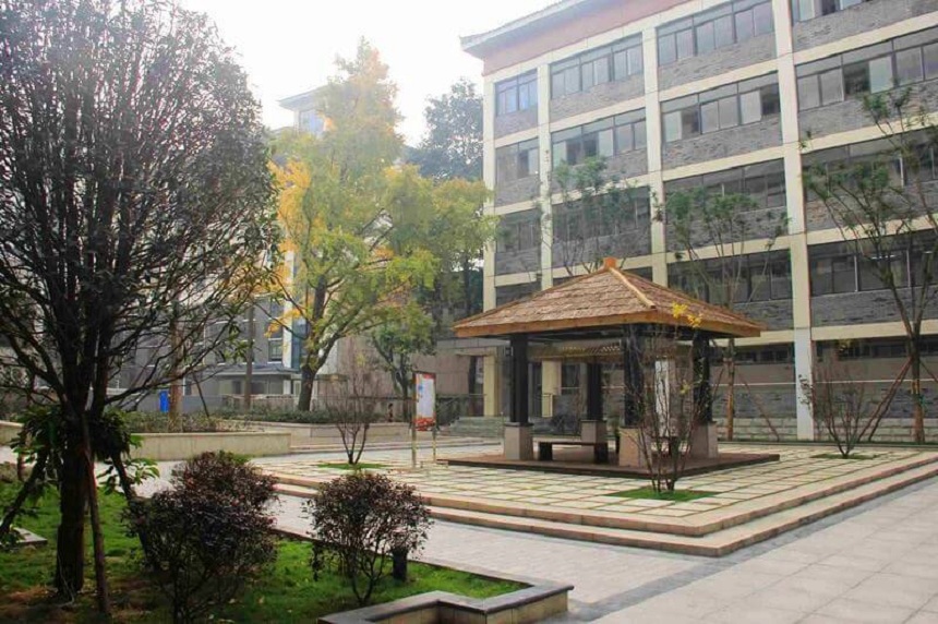 成都市西北中學招生咨詢聯系有哪些？