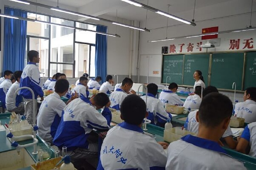 四川大學(xué)附屬中學(xué)一年的學(xué)費是多少？