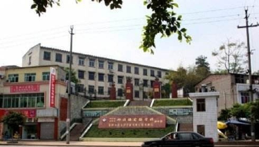 資陽外國語學校環(huán)境、教學設施好不好？