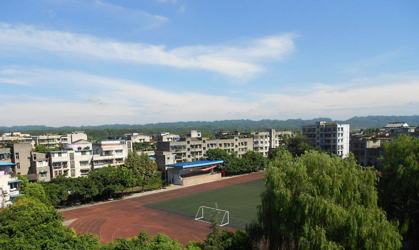青神中學(xué)校園環(huán)境好不好？