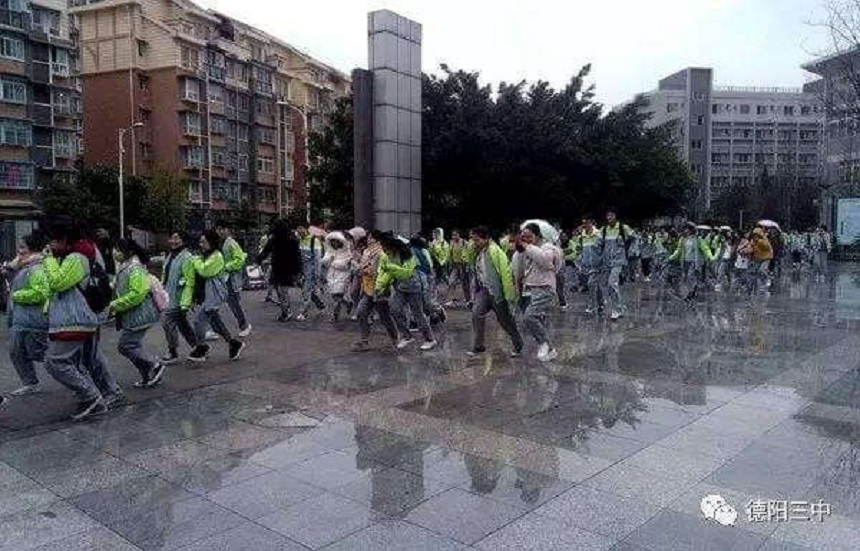 德陽三中招生辦電話是多少？