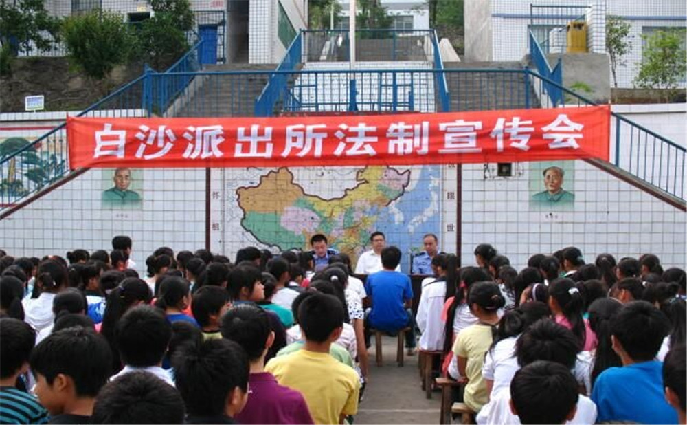萬(wàn)源市第二中學(xué)是公辦高中？