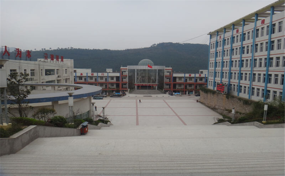通江縣第二中學(xué)學(xué)校詳細(xì)地址在什么地方？