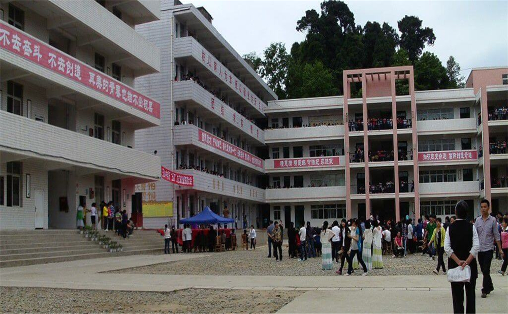 玉山中學(xué)學(xué)校詳細(xì)地址在什么地方？
