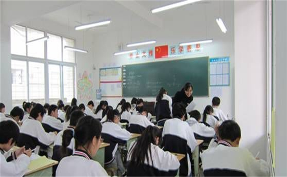 鼎山中學(xué)2020年中考錄取分?jǐn)?shù)線是多少分？