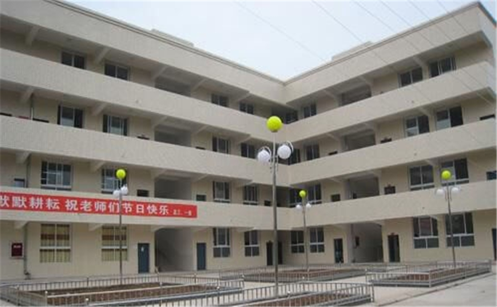 奇章中學(xué)學(xué)校環(huán)境如何？