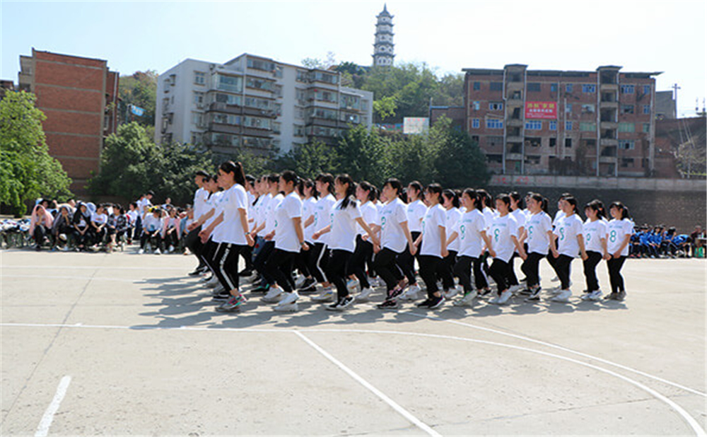 威遠(yuǎn)縣自強(qiáng)中學(xué)學(xué)校詳細(xì)地址在什么地方？