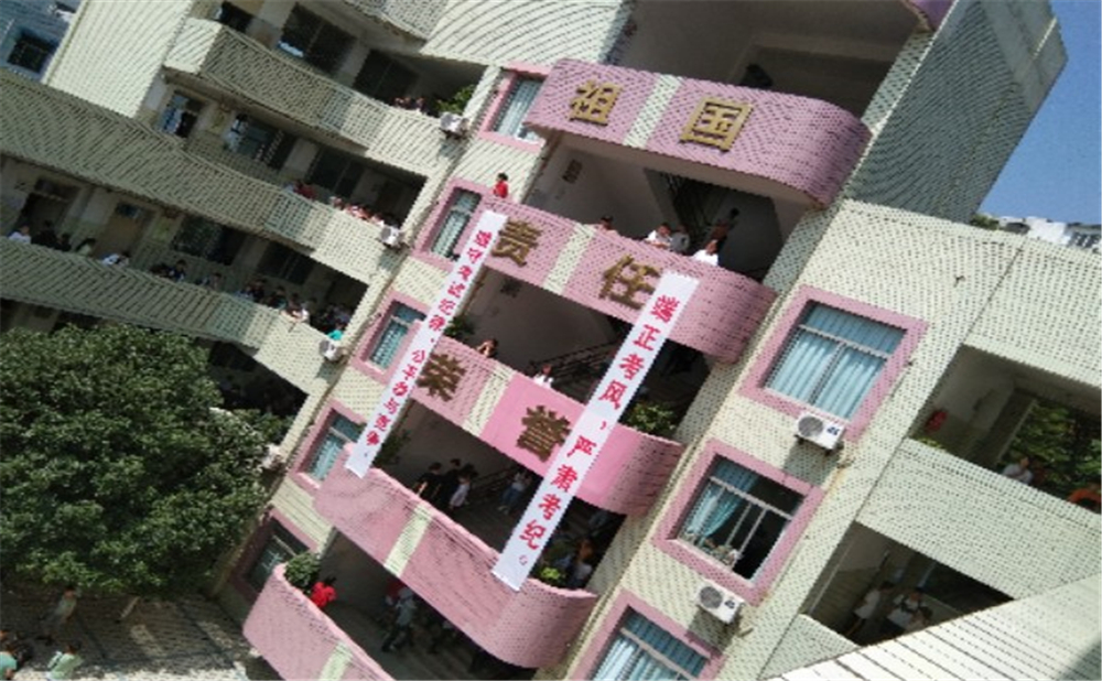 內(nèi)江市翔龍中學(xué)2020年學(xué)校學(xué)費多少錢一年？