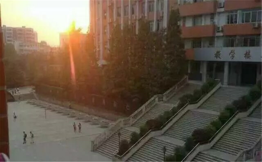 南充十一中學(xué)校環(huán)境怎么樣？
