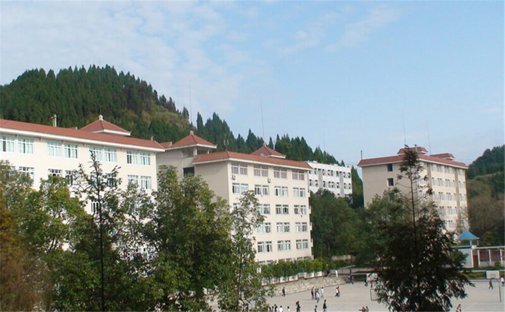 建興中學(xué)學(xué)校環(huán)境怎么樣？
