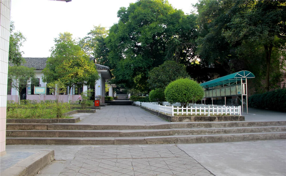 蓬安中學(xué)學(xué)校詳細(xì)地址在什么地方？
