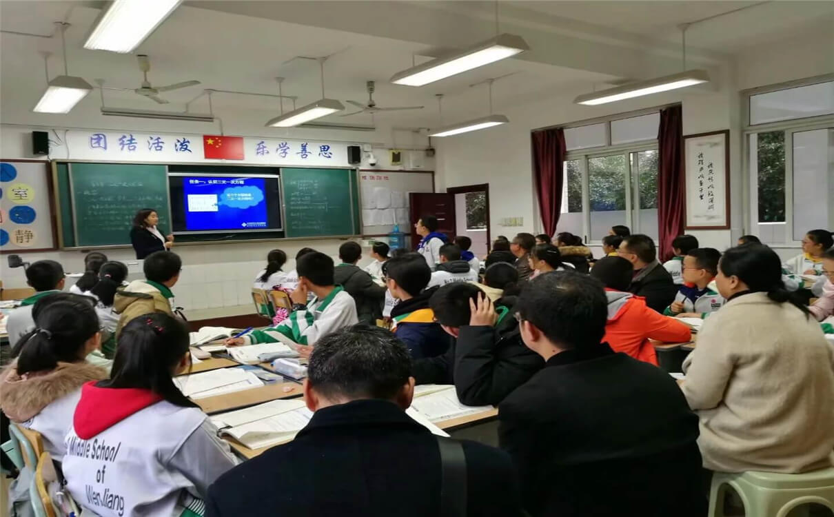 溫江二中每年的學費是多少錢？