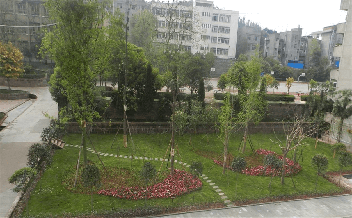 竹篙中學(xué)每年的學(xué)費是多少錢？