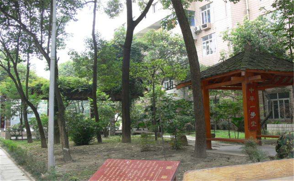 石室聯(lián)合中學(xué)蜀華分校外招生一年的學(xué)費(fèi)是多少？