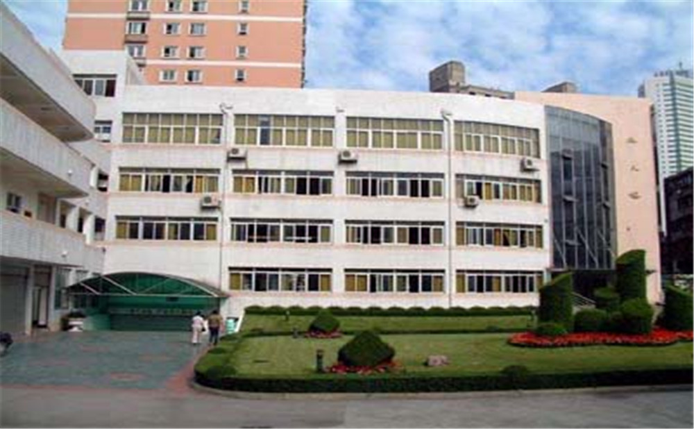 成都市鹽道街中學(xué)外招生一年的學(xué)費(fèi)是多少？