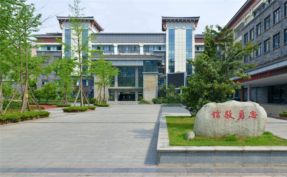 成都市西北中學(xué)外招生一年的學(xué)費(fèi)是多少錢？