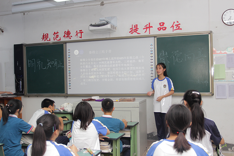 成都石室外國語學(xué)校一年的學(xué)費是多少？