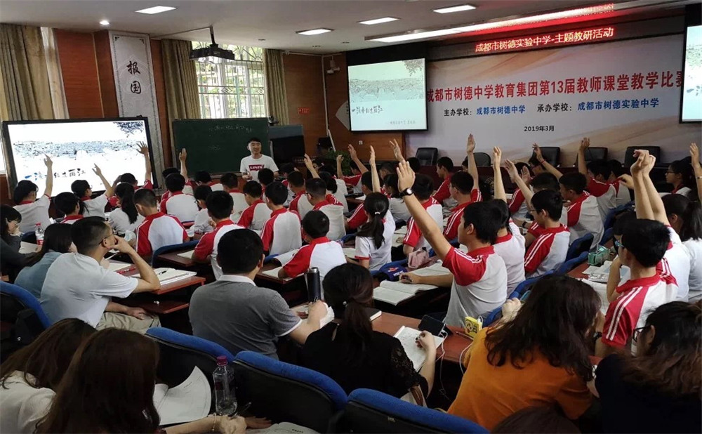 成都市泡桐樹中學(xué)每年學(xué)費(fèi)多少？