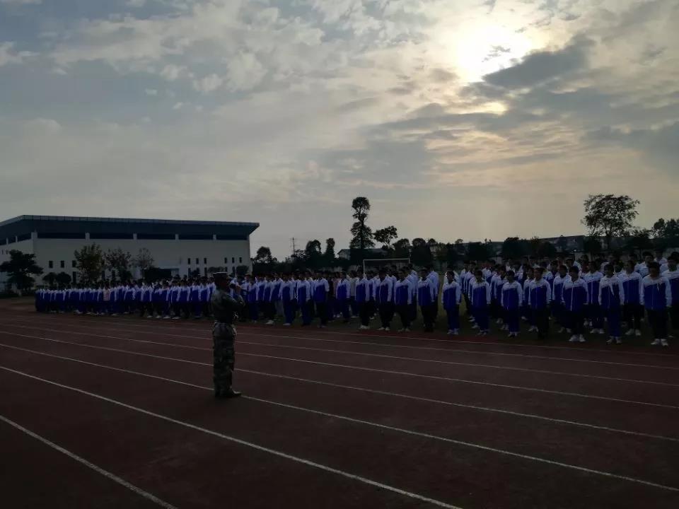 敖平中學去年的錄取分數線是多少？