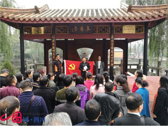 石室白馬中學(xué)一年的學(xué)費是多少？