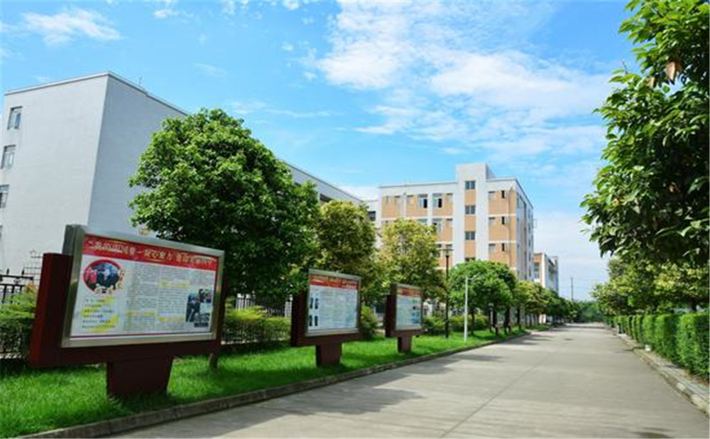 郫縣四中外招生一年的學(xué)費(fèi)是多少？