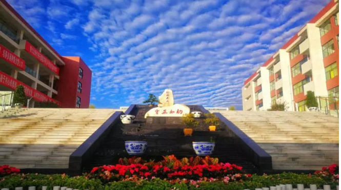 北京第二外國(guó)語(yǔ)學(xué)院成都附屬中學(xué)近三年的錄取分?jǐn)?shù)線？