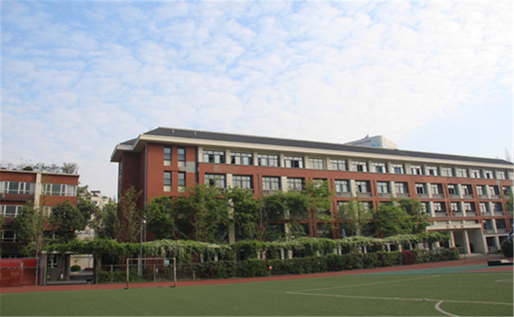 成都七中八一學(xué)校近三年的錄取分?jǐn)?shù)是多少？