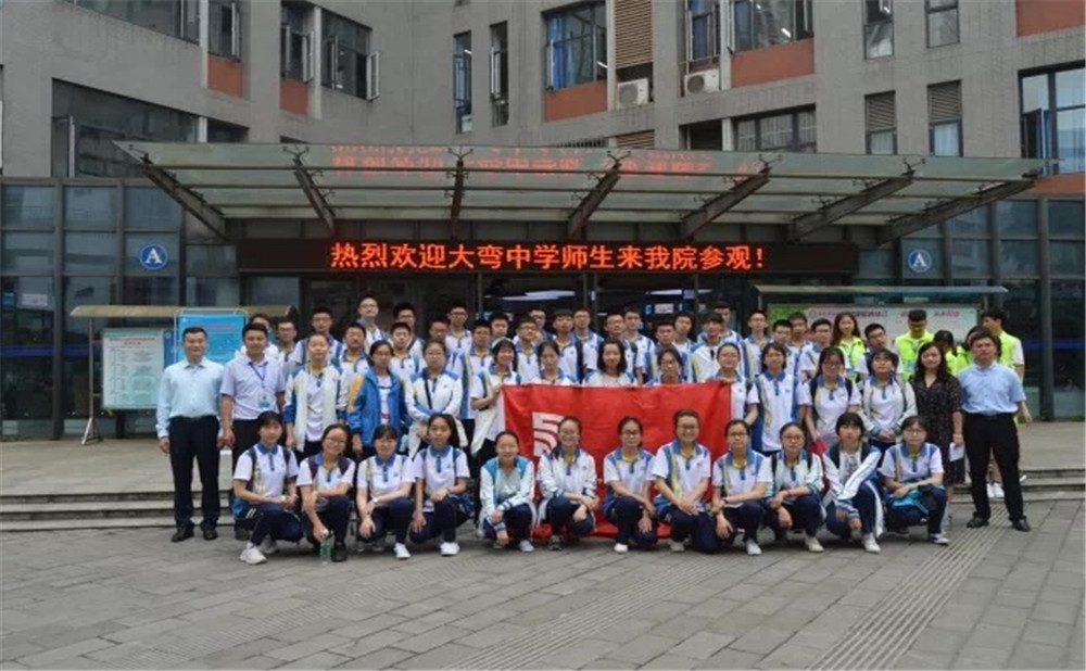大彎中學(xué)招生一年的學(xué)費(fèi)是多少？