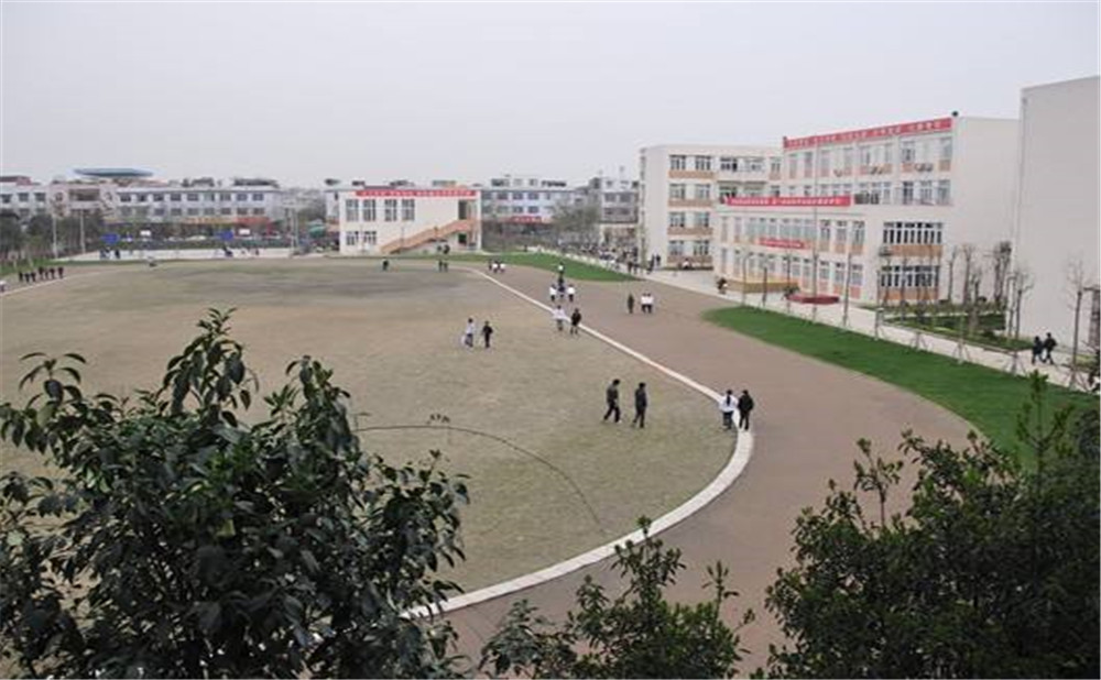 蜀城中學(xué)的學(xué)費(fèi)是多少？