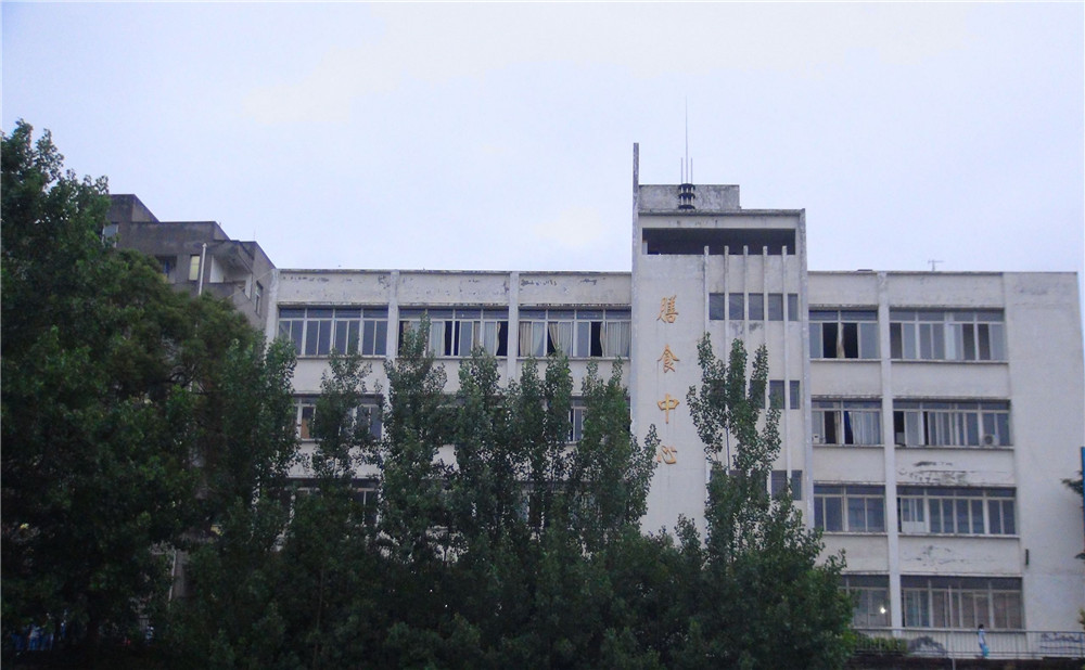 竹篙中學(xué)的學(xué)費(fèi)是多少？
