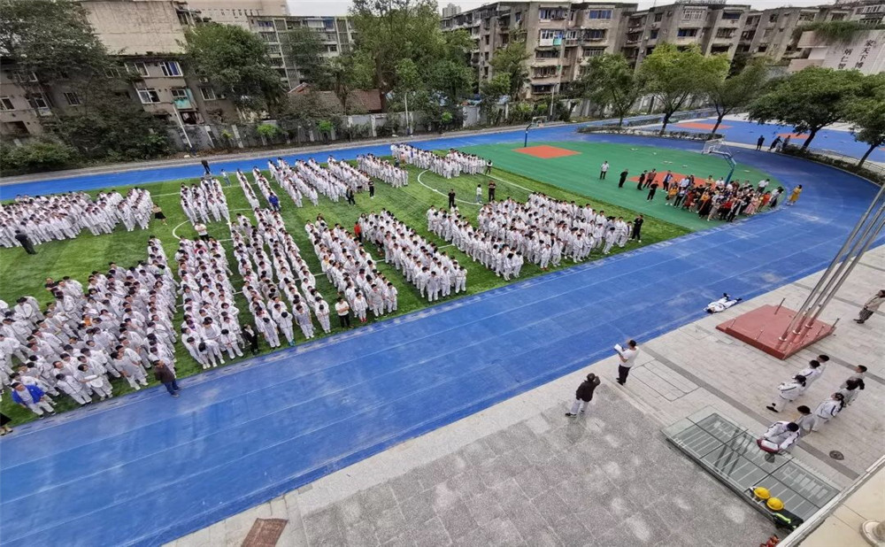 成都市田家炳中學(xué)一年學(xué)費(fèi)是多少？
