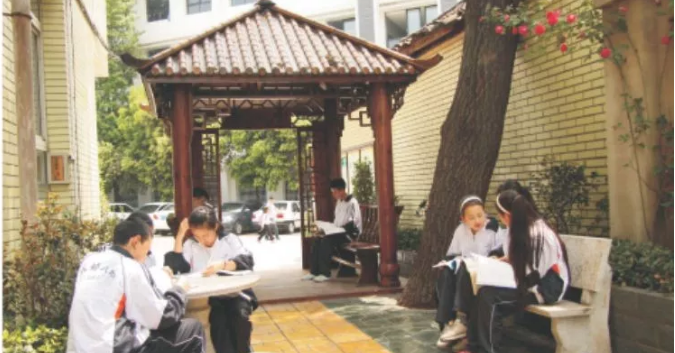 成都市第三十三中學(xué)的宿舍怎么樣？