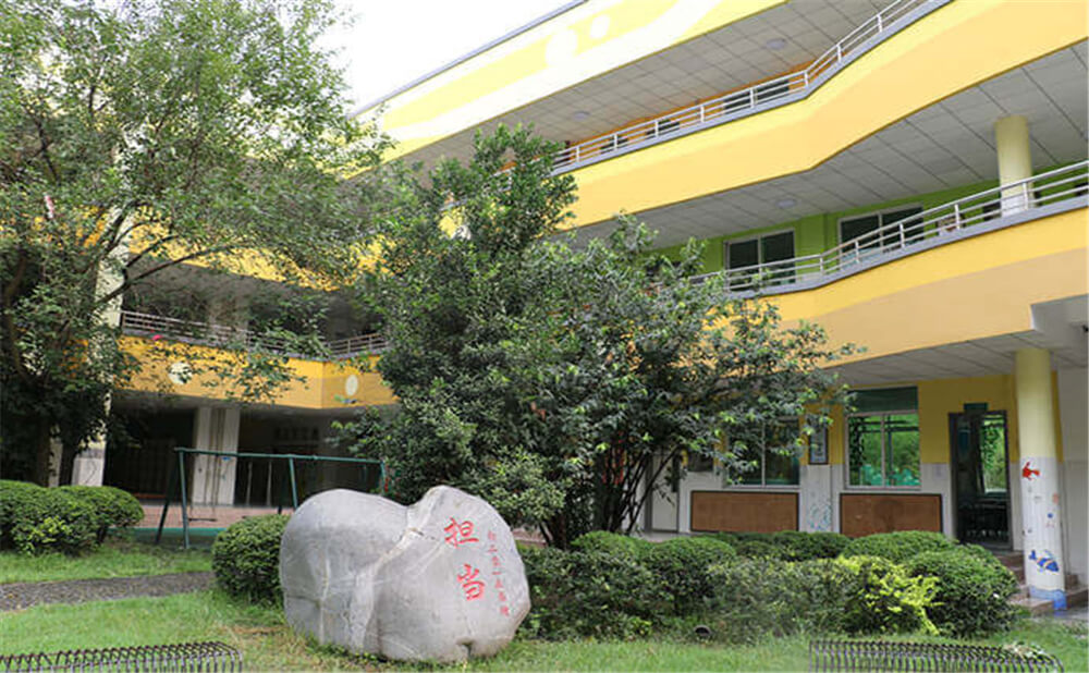 北大附中成都為明學(xué)校高中一年的學(xué)費(fèi)多少錢(qián)？