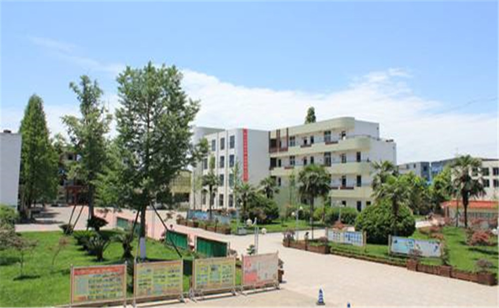 成都市籍田中學(xué)高中一年的學(xué)費(fèi)是多少？