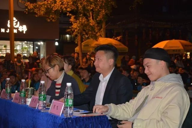 成都新世紀外國語學校的錄取分數線是多少？