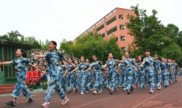 成都新世紀外國語學校高中一年的學費是多少？