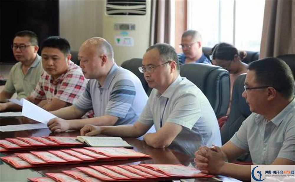 大邑縣實驗中學(xué)高中一年的學(xué)費是多少？