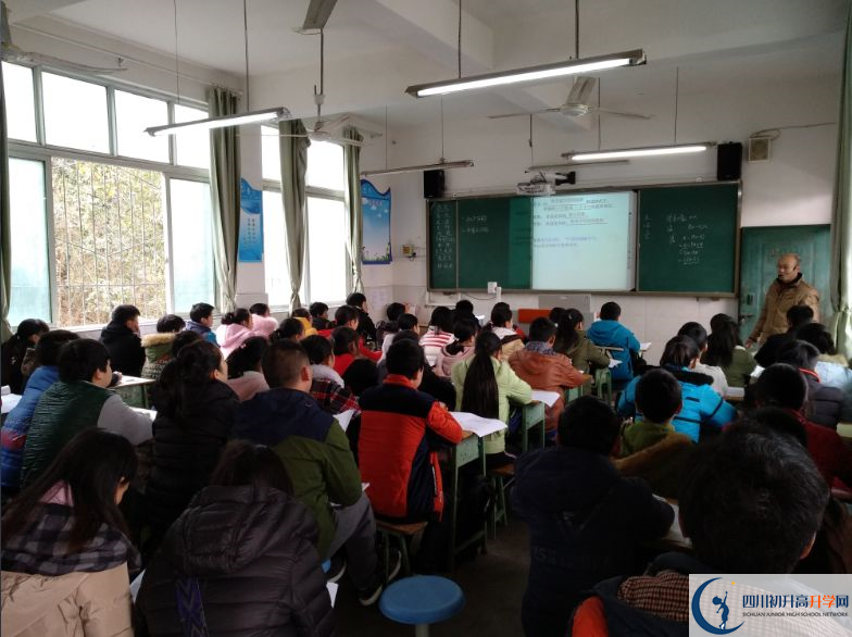 2020成都市田家炳中學(xué)初升高的學(xué)費(fèi)是多少？