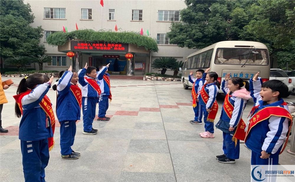 成都石室佳興外國語學校初升高的學費是多少？