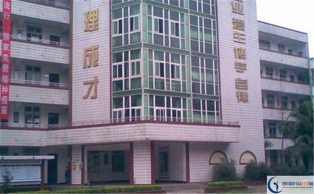 青白江中學(xué)高中部錄取分?jǐn)?shù)是多少？