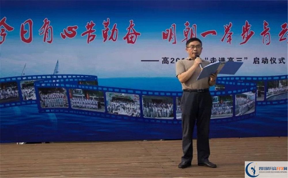 成都市田家炳中學(xué)的學(xué)費(fèi)收費(fèi)標(biāo)準(zhǔn)是多少？