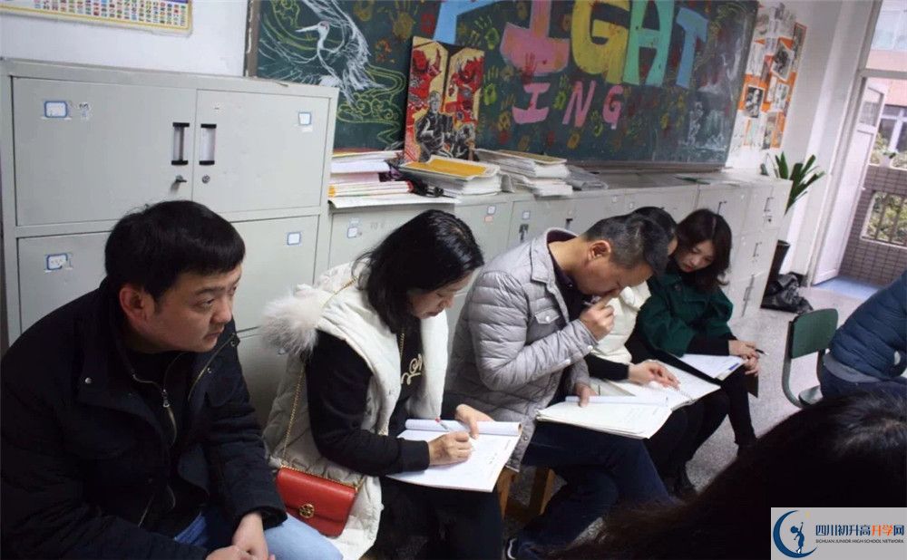 成都市鹽道街中學(xué)的學(xué)費(fèi)收費(fèi)標(biāo)準(zhǔn)是多少？